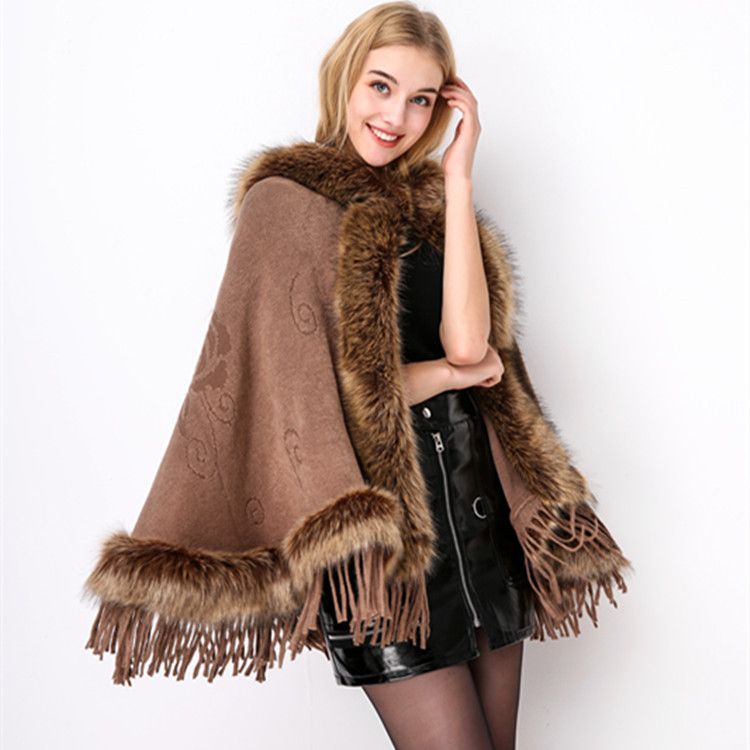 Mantella con cappuccio e collo in pelliccia, mantello con frange in maglia, mantello in pelliccia, cardigan_voghion.com