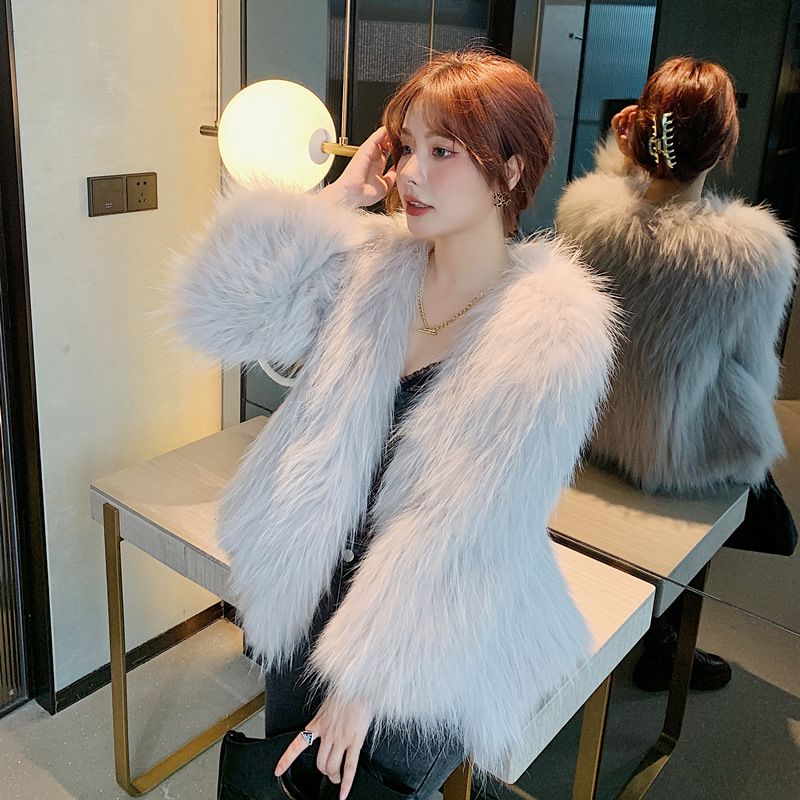 Cappotto corto invernale da donna in pelliccia sintetica con fodera trapuntata - Capispalla comodo ed elegante nei colori crema, grigio, nero e latte_voghion.com