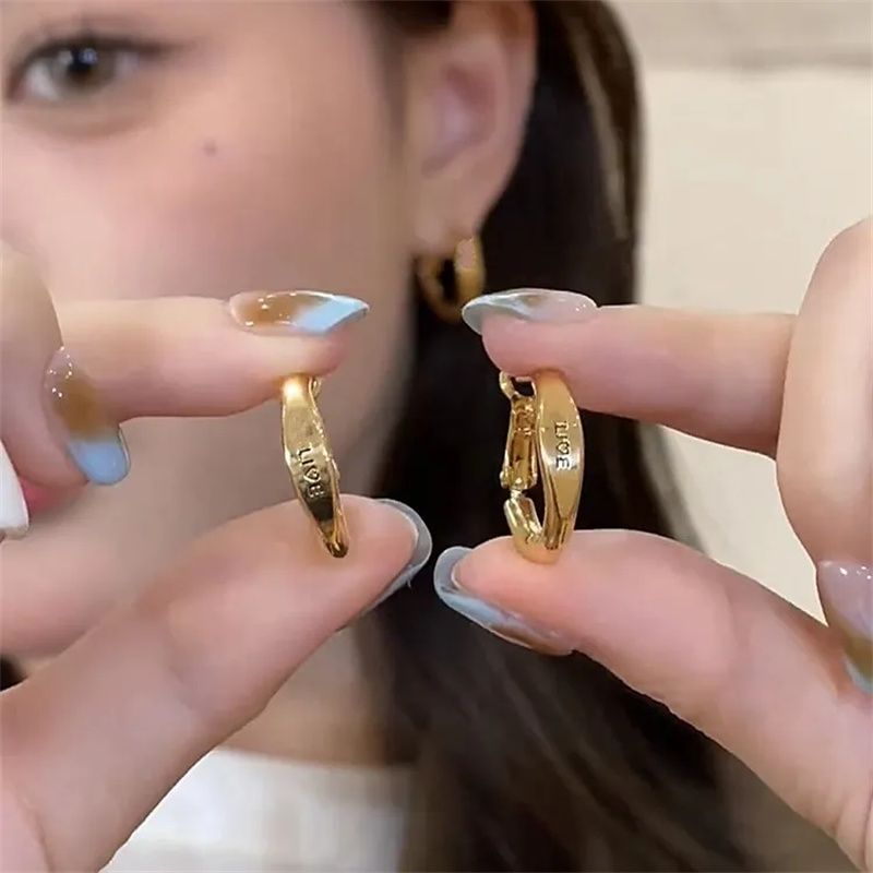 Französisches Gold für Frauen, mit leichtem Luxus und High-End-Gefühl. 2024 neue einfache Buchstaben-Ohrschnallenohrringe aus Metall_voghion.com