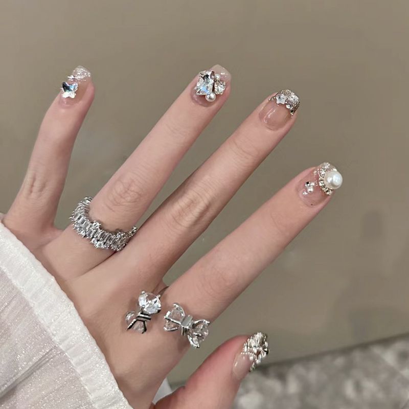 Smalto in stile francese per celebrità di Internet del 2024 con toppa per unghie glitterata con diamanti e perle_voghion.com