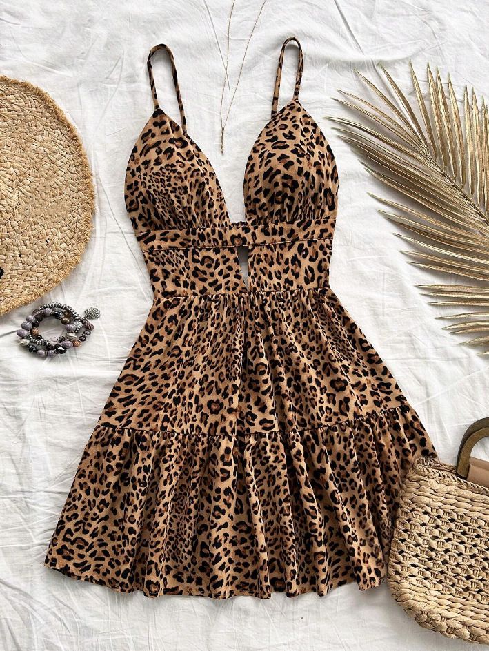 Rochie de damă sexy, cu imprimeu leopard, decoltată, cu bretele adânci în V și spate expus, 2025_voghion.com