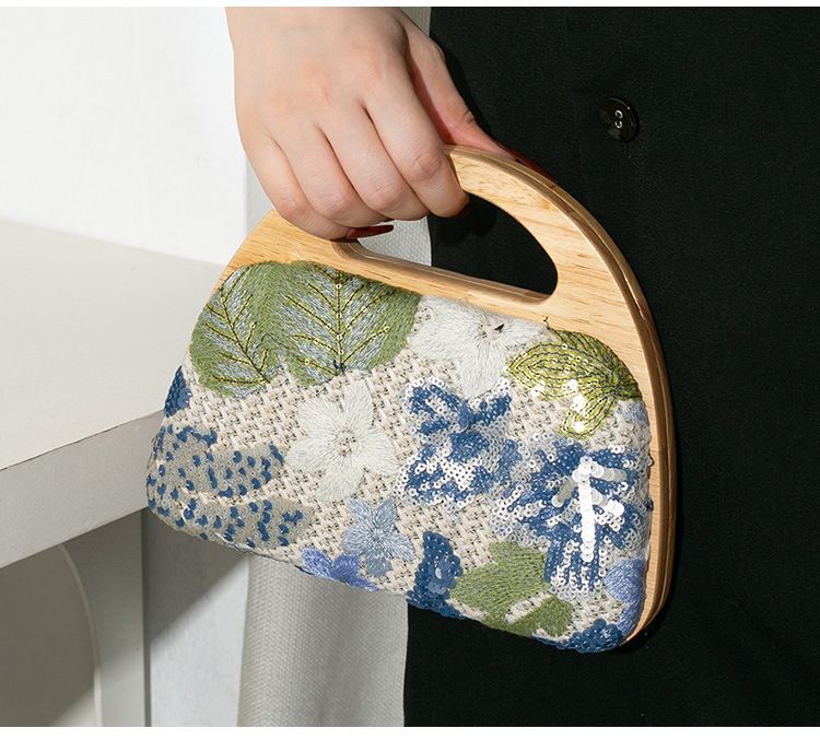 Pochette de soirée bohème en bois et osier avec tulle brodé et chaînette amovible, idéale pour les mariages bohèmes chics et les fêtes d'été._voghion.com