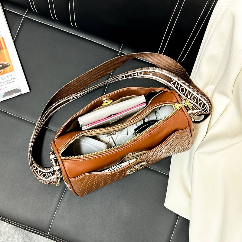 Kožená dámská taška Crossbody Polštář Barrel Woven_voghion.com
