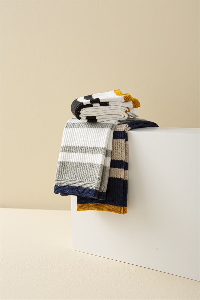 Vidēja garuma zeķes Vīriešu rudens un ziemas kokvilnas zeķes Studentu zilas bumbu sporta zeķes Garas, svītrainas, platas, vienkāršas, modernas, kontrastējošas krāsas_voghion.com