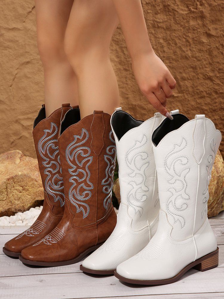 Stivali alla moda con tacco grosso e testa quadrata grande, stile western, totem ricamato, temperamento versatile, 2024_voghion.com