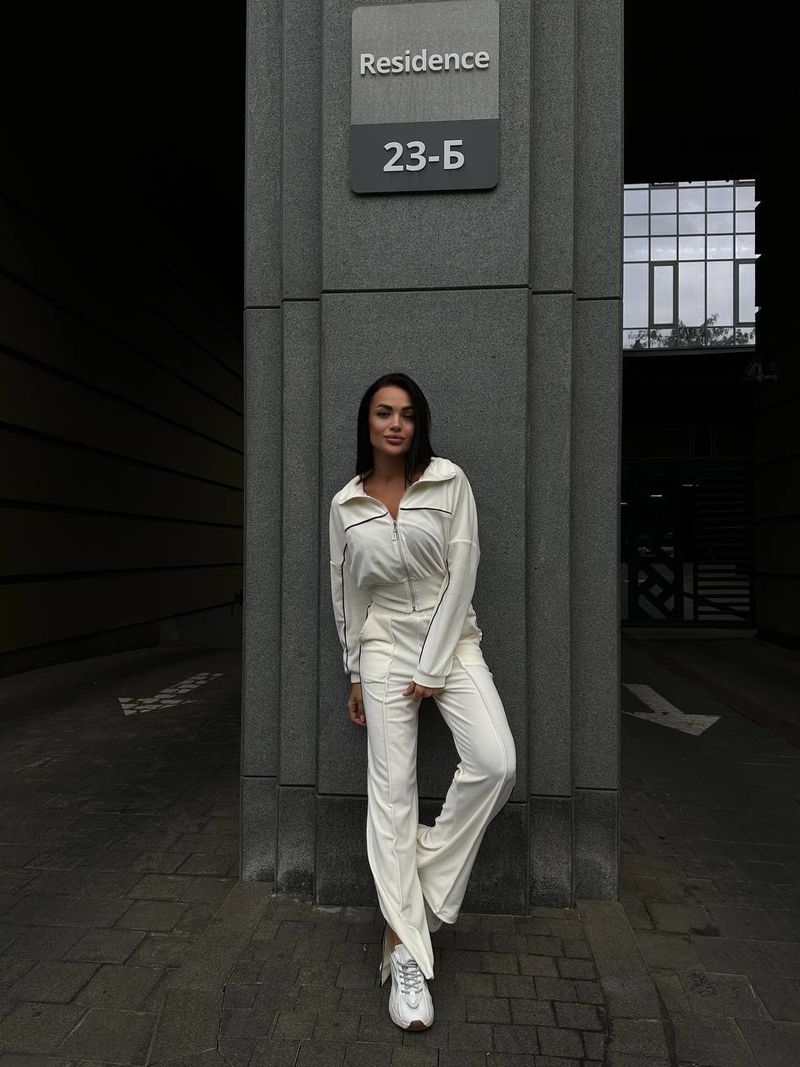 Lässiges Damen-Set mit langärmligem Kapuzenpullover und gestreifter Jogginghose – Streetwear-Outfit für Herbst und Winter (Schwarz/Hellrosa/Weiß/Pink)_voghion.com