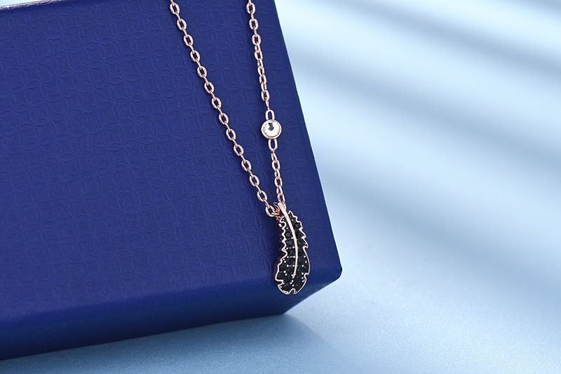 Collar de plumas de cristal negro para mujer, ligero, lujoso, de estilo nicho, con hojas y elementos decorativos._voghion.com
