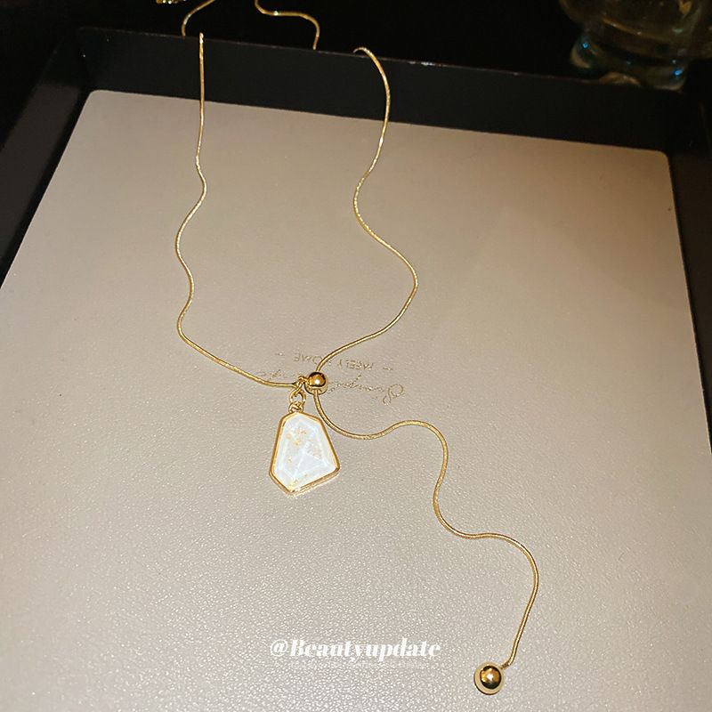 Echtes Gold galvanisierte unregelmäßige geometrische Anhängerkette, leichte Luxus-High-End-Pulloverkette, Nischenmode_voghion.com