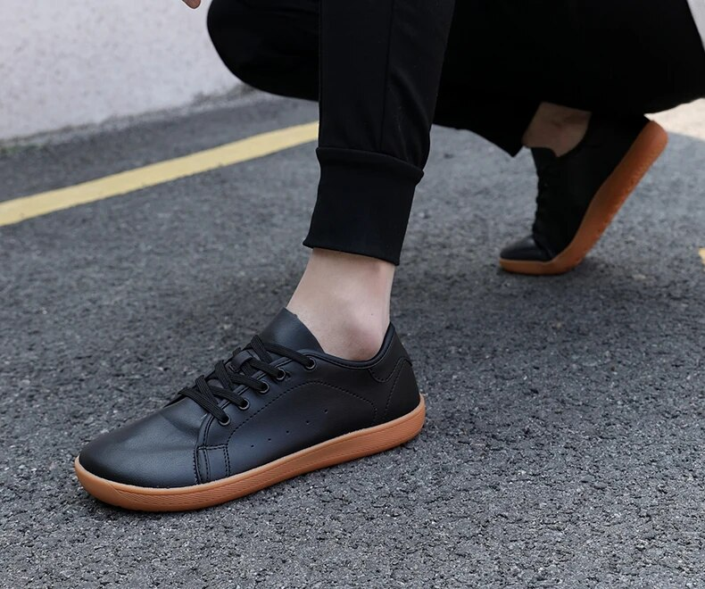 2024 Scarpe da passeggio casual minimaliste con punta larga da uomo in pelle PU a piedi nudi nere bianche classiche da uomo_voghion.com