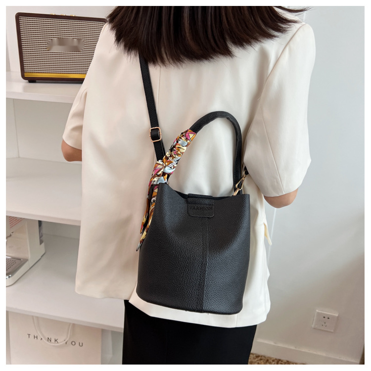 Neue Tasche für Damen, modischer und hochwertiger Seidenschal, einfache handgehaltene Eimertasche, Schultertasche, Umhängetasche_voghion.com