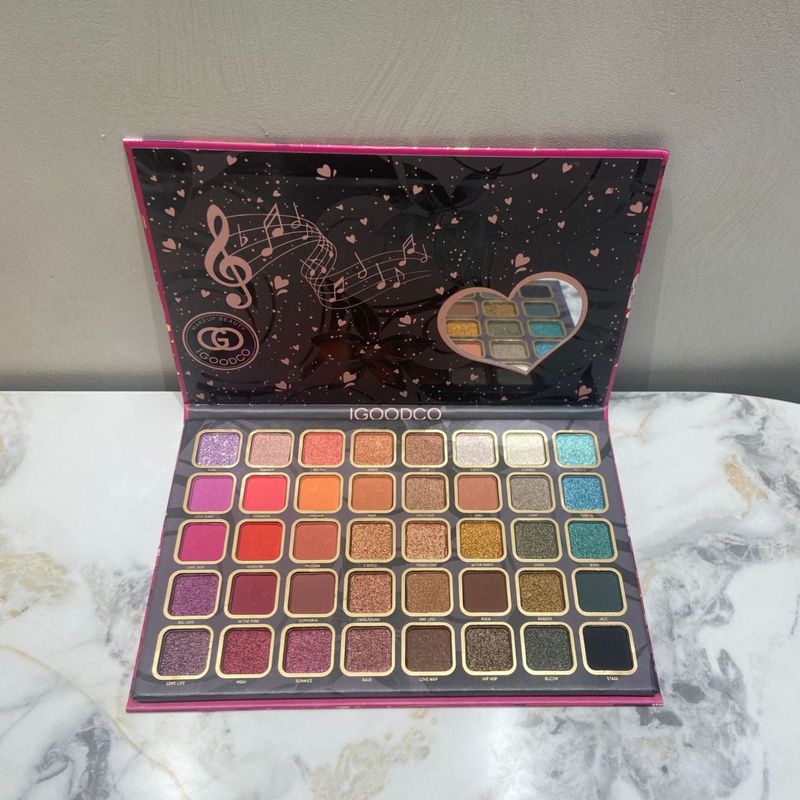 40-Color Floral Heart Eyeshadow Palette - Matte & Shimmer All-In-One Makeup (Cute Design Professional Vegan & Cruelty-Free With Mirror & Brush)_voghion.com