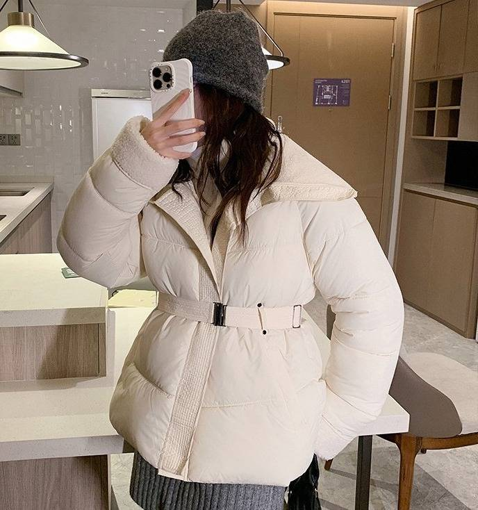 Piumino corto con finiture in pelliccia sintetica – Cappotto trapuntato in poliestere da donna con cintura in vita (beige/nero/talpa, M-XXL)_voghion.com