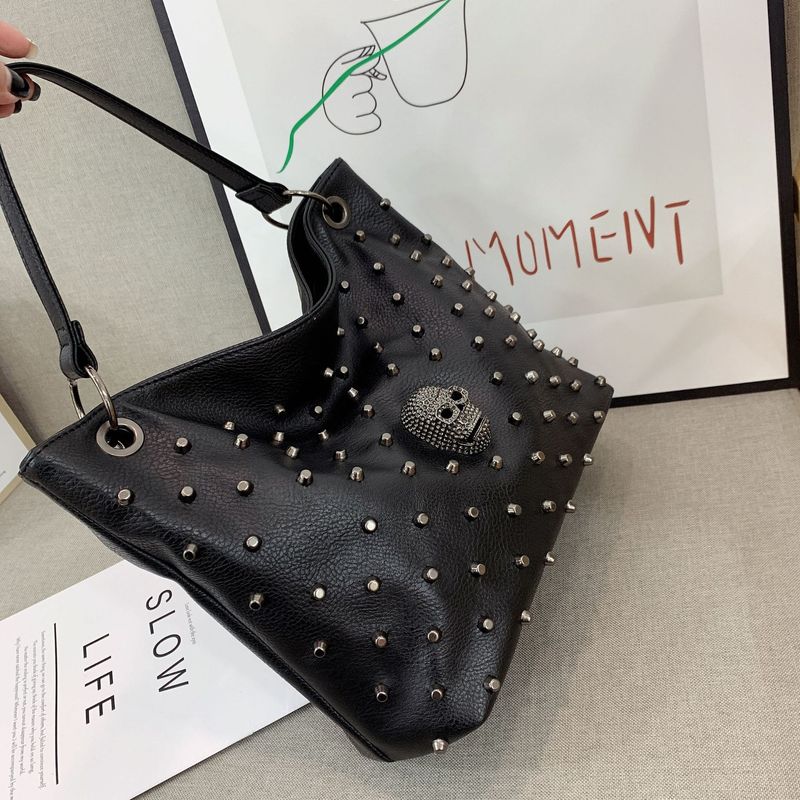 Borsa a tracolla con secchiello gotico - Borsa a tracolla con teschio borchiato di grande capacità per donna (borsa tote alla moda per tutti i giorni, spaziosa e regolabile, in stile punk)_voghion.com