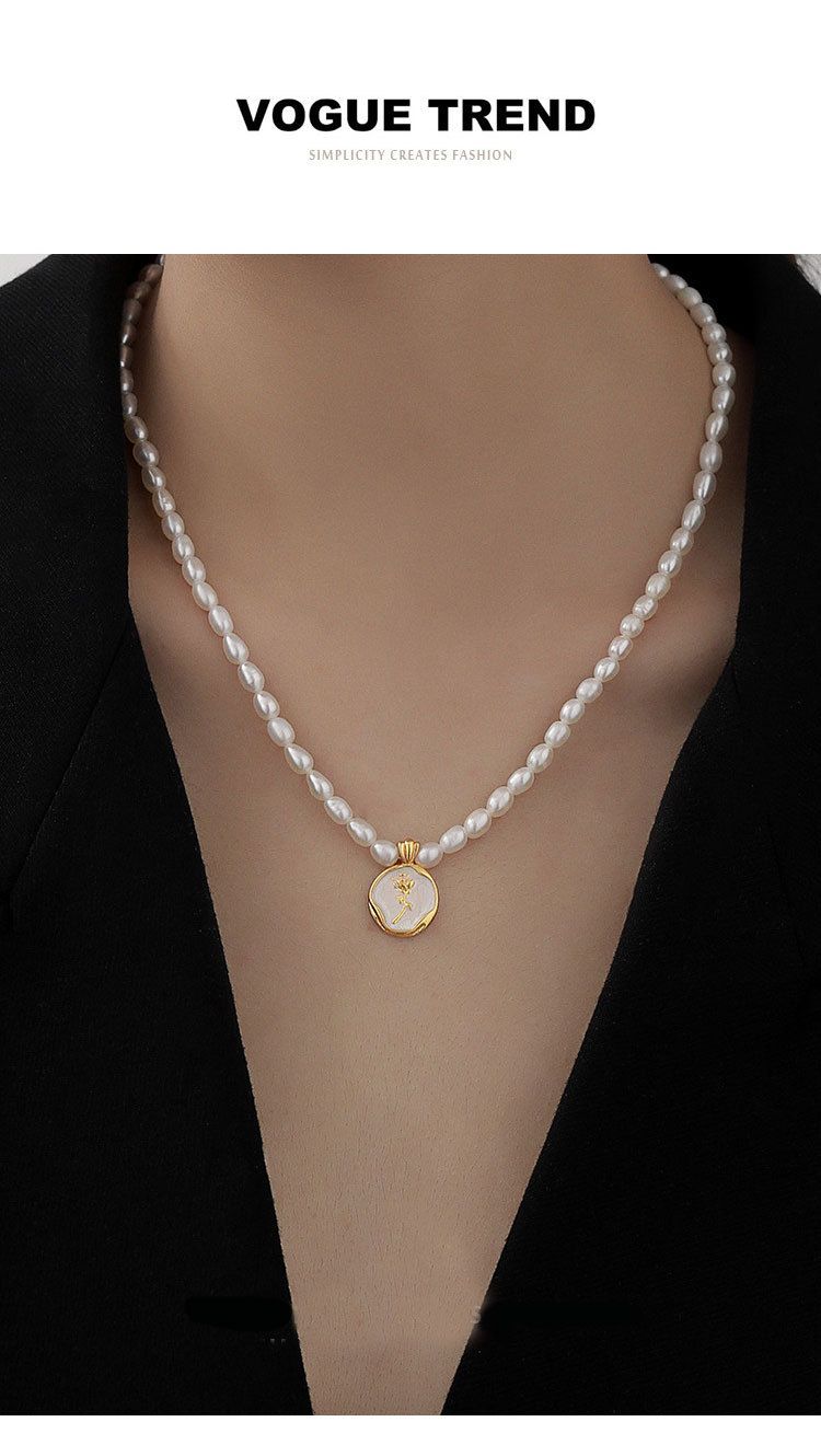 Collana da donna con perle d'acqua dolce e fiore di rosa - Ciondolo in smalto francese di alta qualità ed elegante catena per clavicola_voghion.com