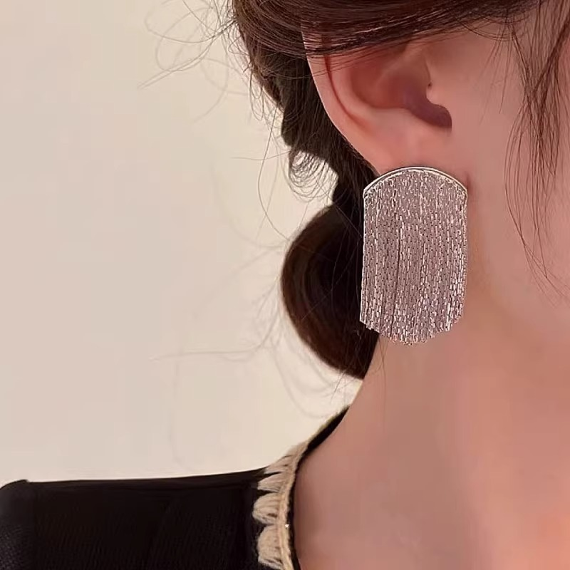 Kadın küpe gümüş iğne püskül küpe basit niş benzersiz küpeler yüksek mizaç patlamaları küpeler_voghion.com