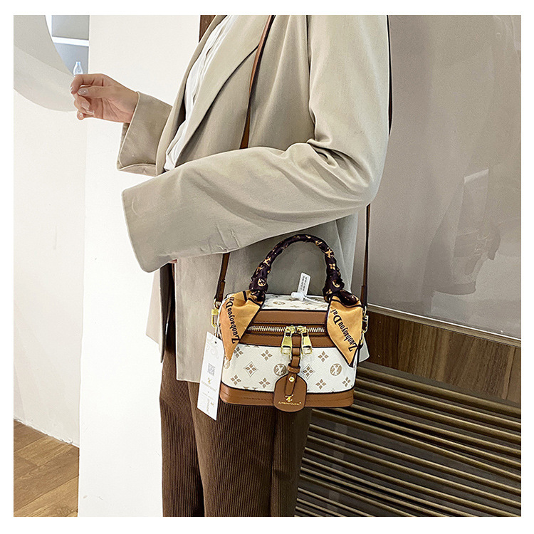 High-end female 2023 new fashion presbyopic box all-match portable shoulder Messenger cosmetic bag trend_voghion.com