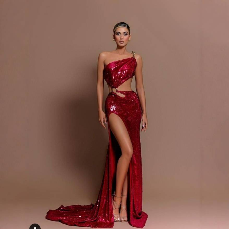 Elegante abito da sera a sirena con paillettes, spacco profondo e schiena scoperta, per feste, cocktail e occasioni speciali._voghion.com