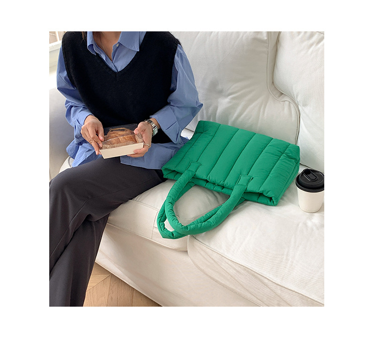Down Bag Women's 2023 Autunno e inverno New Casual Women's Bag Niche borsa tote monospalla imbottita in cotone a righe di grande capacità_voghion.com