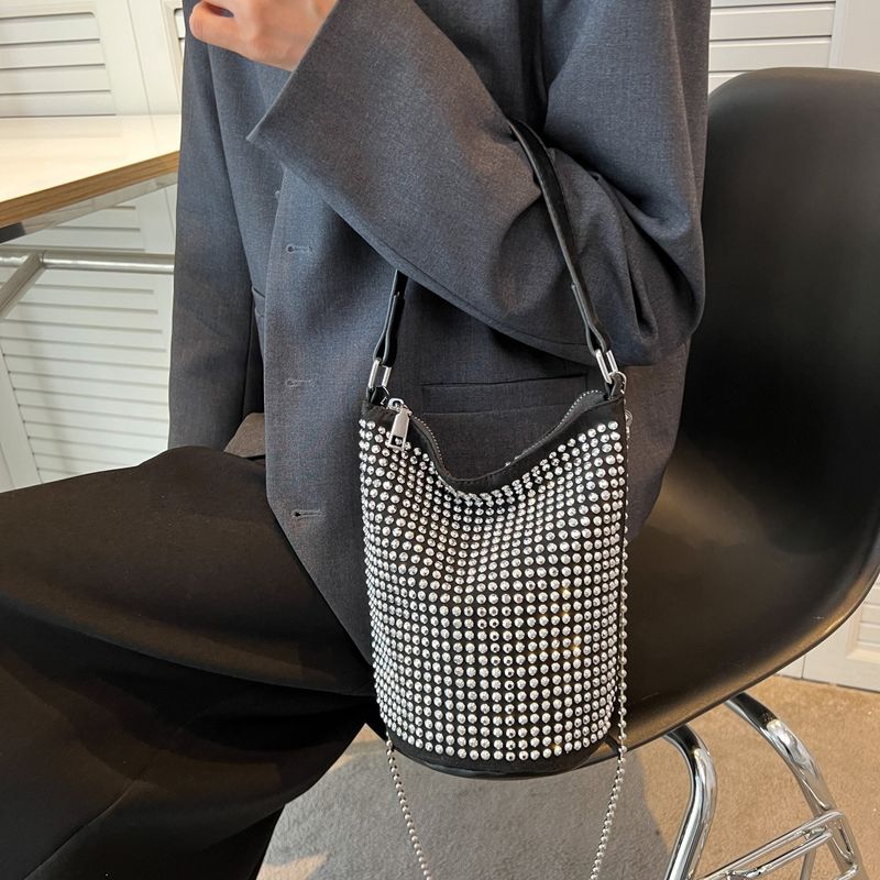 Moda 2023 Nuovo modello scintillante primavera borsa a secchiello colorata a spalla singola borsa a mano alla moda con diamanti intarsiati_voghion.com