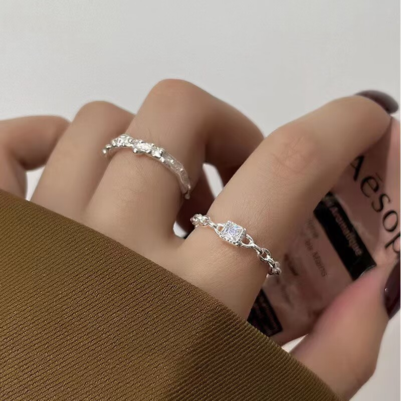 Glänzende kleine quadratische Diamant-Dose für Frauen, luxuriöses Nischendesign, mit einem Sinn für Luxus, Einfachheit, Mode,_voghion.com