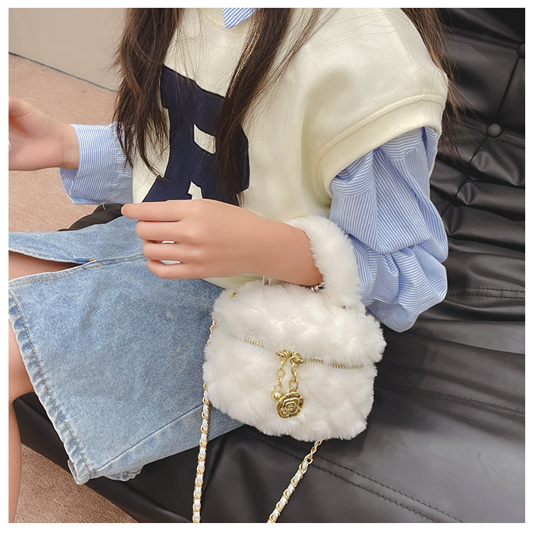 Kindertas herfst en winter nieuwe internet beroemdheid ruitvormige pluche emmer tas kleine geur meisje ketting crossbody tas lippenstift envelop meisje_voghion.com
