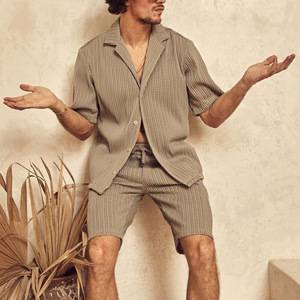 Ein zweiteiliges Set aus lockerem und modischem gestreiftem Kurzarmhemd und Shorts für den lässigen Herrensport im Sommer_voghion.com