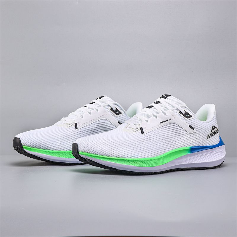 Oddychające buty do biegania wykonane z siateczki i wyposażone w miękkie, elastyczne wkładki zapewniają wygodę i wszechstronne dopasowanie_voghion.com