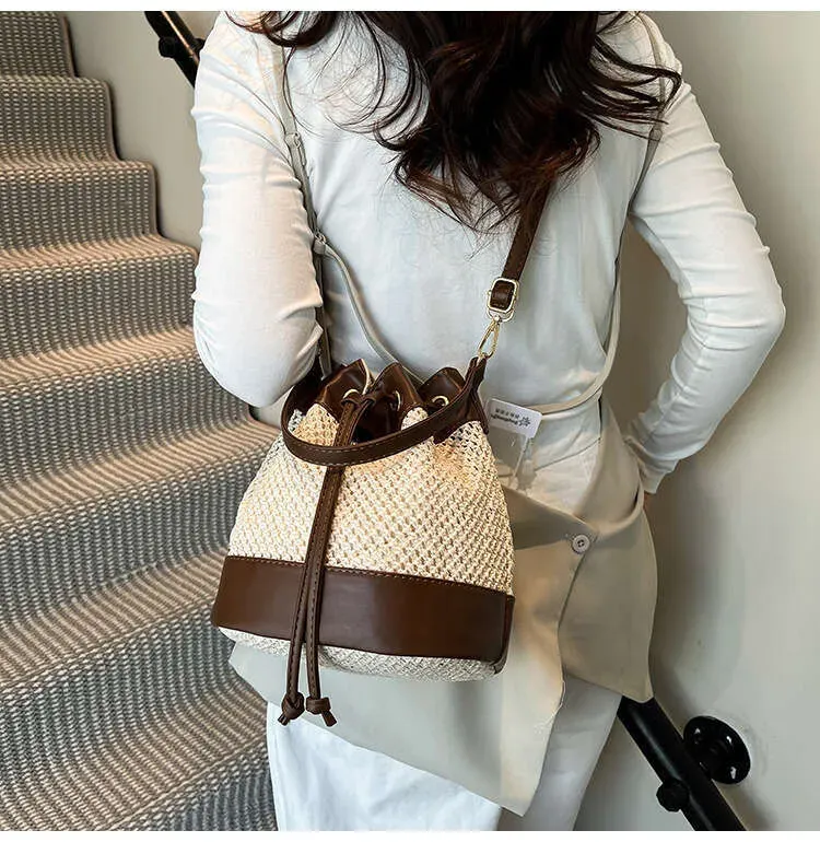 Borsa a secchiello di design di nicchia per donna, borsa a mano piccola, borsa a tracolla in paglia, stile alla moda e di alta qualità._voghion.com