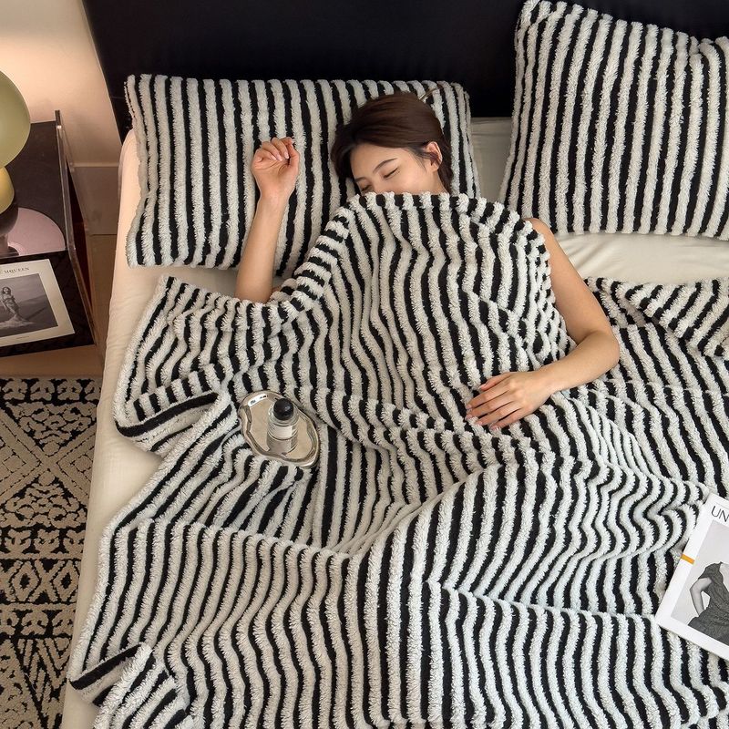 2025 New A-Class Milk Velvet Jacquard Autumn Winter Thickened Warm Throw Sofa Blanket_voghion.com