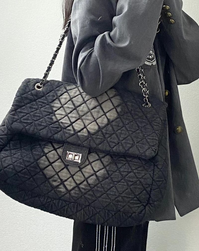 Borsa a tracolla da viaggio di grande capacità con tracolla a catena trapuntata in denim tinto a inchiostro da donna, modello Wandering, modello 2023_voghion.com