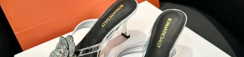 Internet-Berühmtheit quadratischer Kopf Blume Strass Mittelabsatz Sandalen Damen 2024 Sommer neue sexy schlanke Absätze zum Tragen_voghion.com