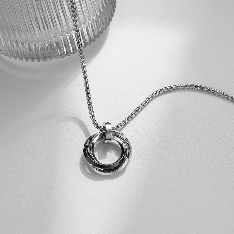 Collana con ciondolo a tre anelli intrecciati in acciaio al titanio con vento freddo, accessori alla moda per uomo, stile europeo e americano_voghion.com