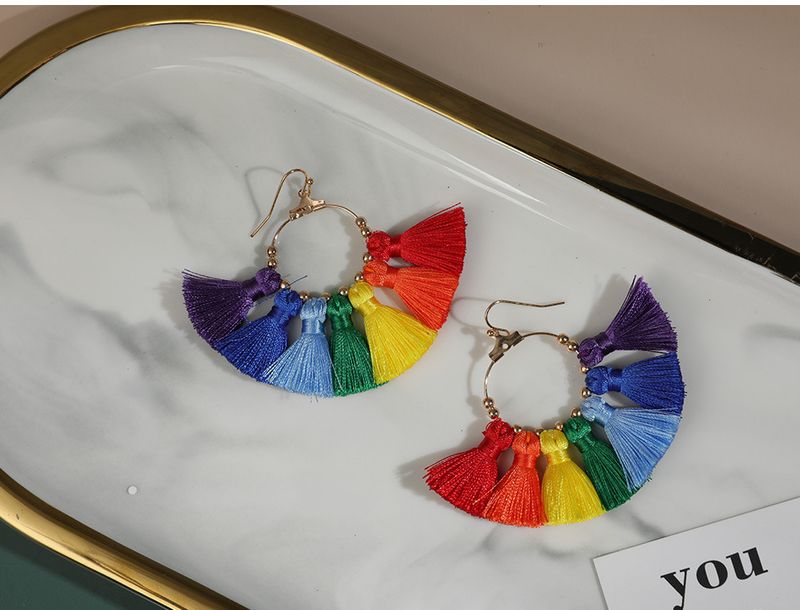 Orecchini con nappe in filo di cotone intrecciato colorato, fatti a mano, a forma di ventaglio, in stile etnico arcobaleno_voghion.com