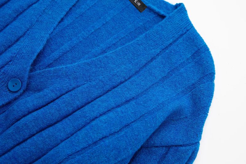 Giacca in maglia a coste con scollo a V e nuova moda da strada autunno/inverno 2024 da donna_voghion.com