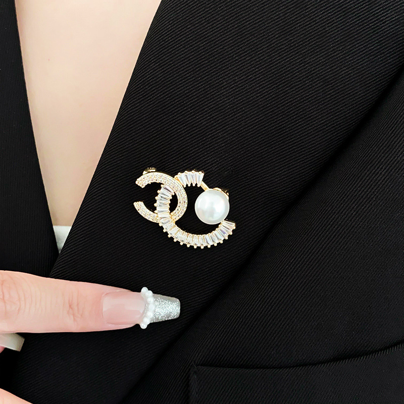 Designer-Brosche mit vergoldeten Zirkon-Doppel-C-Perlen, leichte, luxuriöse, hochwertige Anstecknadel, exquisite Modeaccessoires_voghion.com