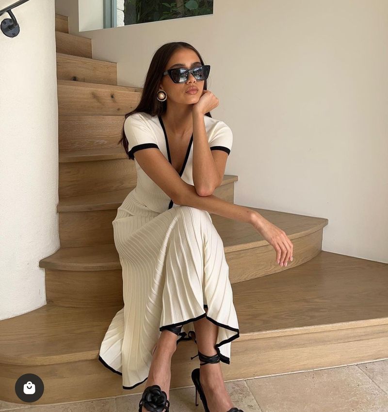 Elegante weiße Strick-Zweiteiler für Damen, lässiges Crop-Top und Faltenröcke, passende Sets, schicke Strickkleider-Sets, Damen-Outfits_voghion.com