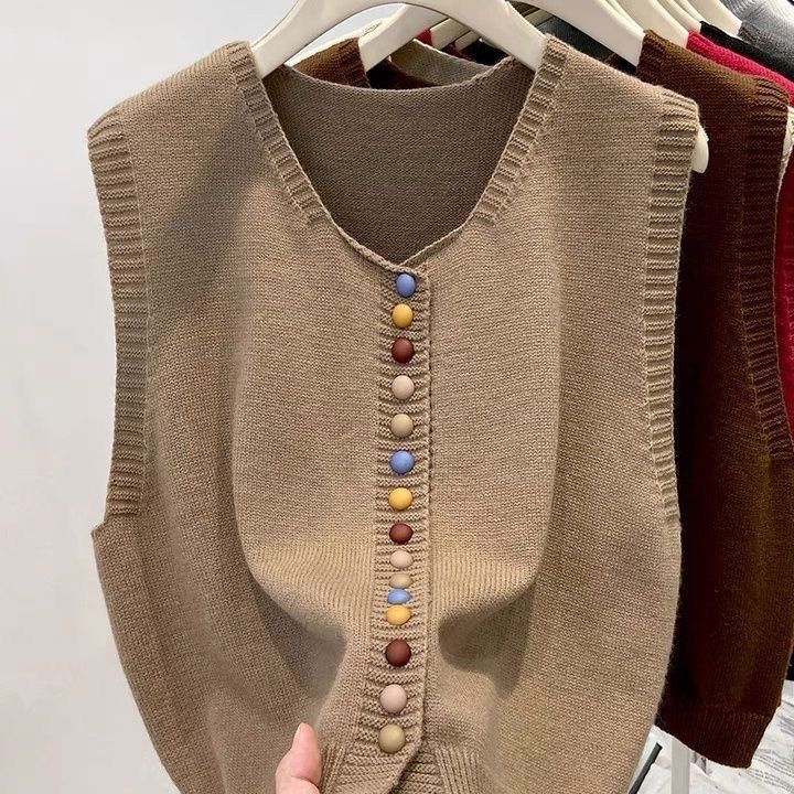 Modische Strickweste für Damen mit Regenbogenknöpfen; ideal zum Überziehen über einen Pullover._voghion.com