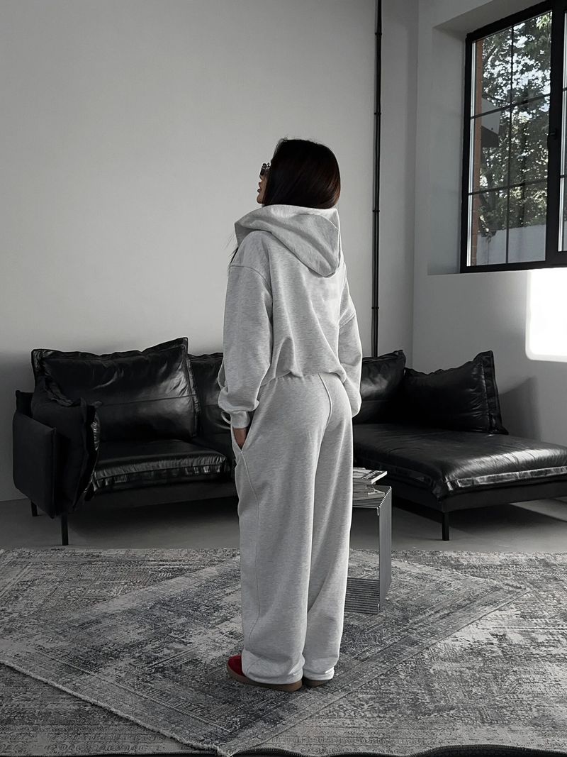 Completo casual da donna con felpa con cappuccio e pantaloni della tuta: completo streetwear in due pezzi, tessuto elasticizzato morbido, colori tinta unita alla moda per autunno e primavera._voghion.com