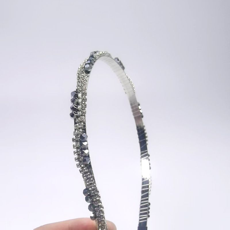 Cerchietto di cristallo con due file di strass, piccolo accessorio per capelli intrecciato fatto a mano, elegante accessorio primaverile da donna_voghion.com
