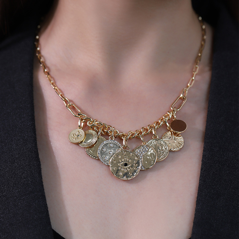 Mystische Münzen im Designer-Stil mit kleinem Anhänger und Latzhalskette mit Diamantrelief_voghion.com