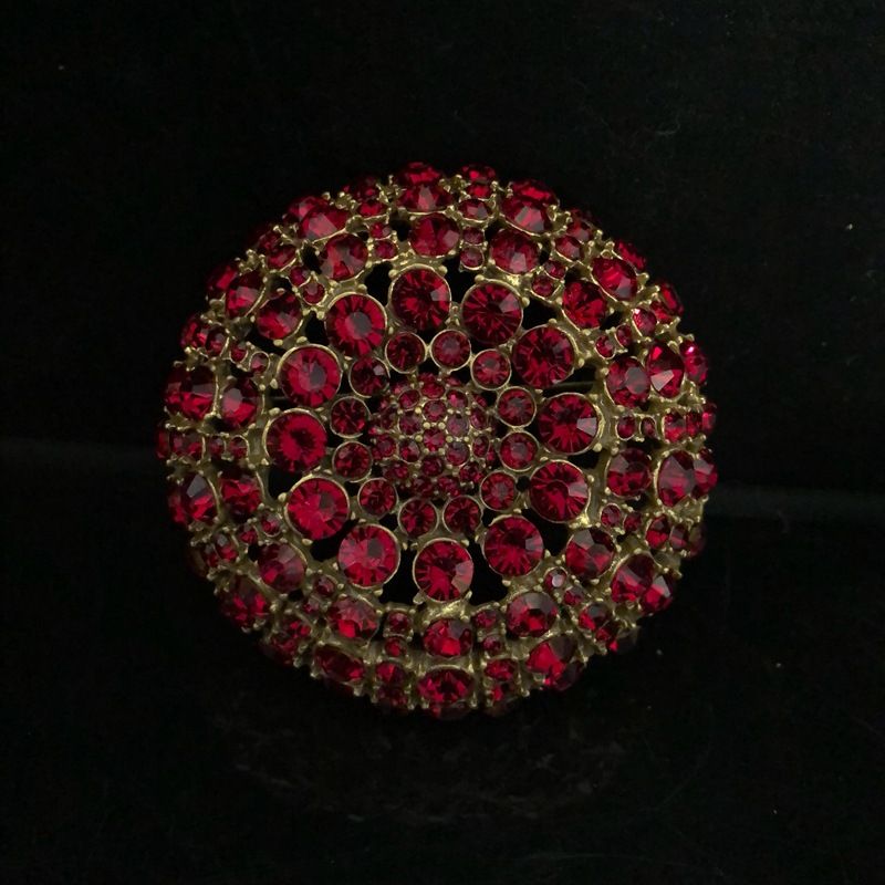Corpetto con gemme rosse e diamanti in stile palazzo vintage, spilla tutto in uno_voghion.com