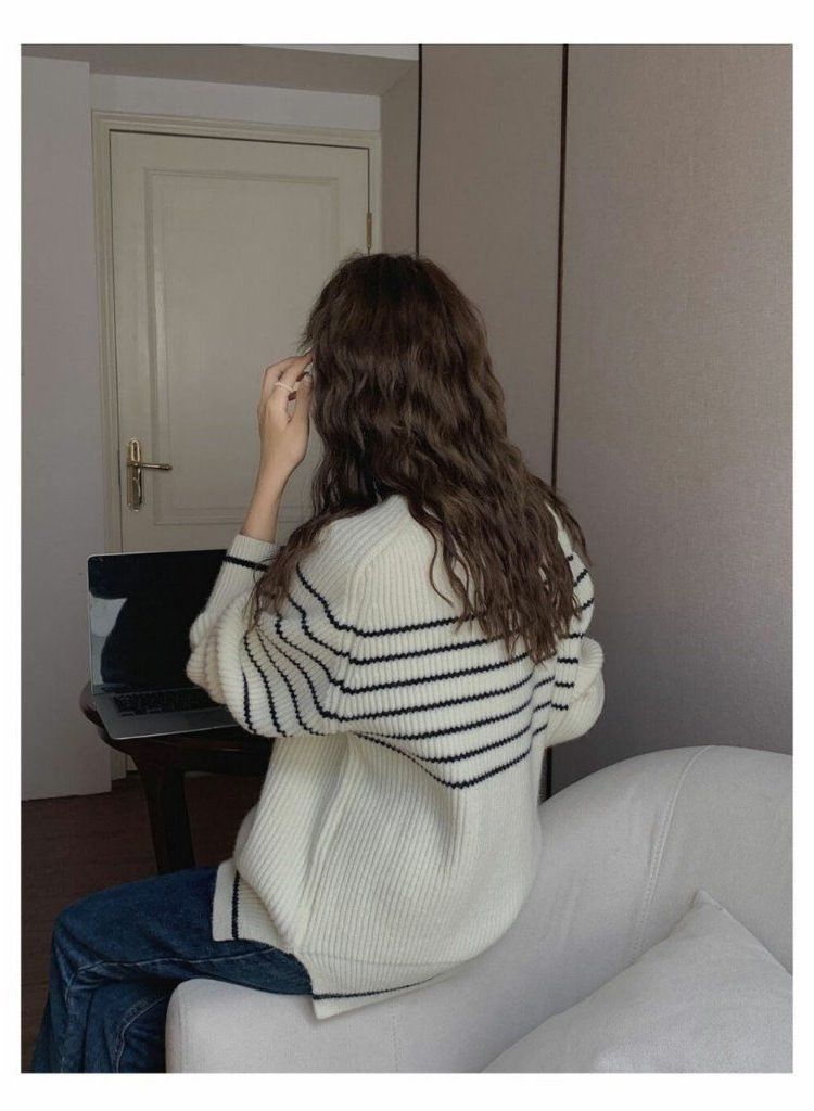 Lässiger, gerippter Pullover mit schwarz-weißen Streifen für Damen – Trendiger koreanischer Stil für Herbst/Winter 2023 – locker, weich, rund geschnitten_voghion.com
