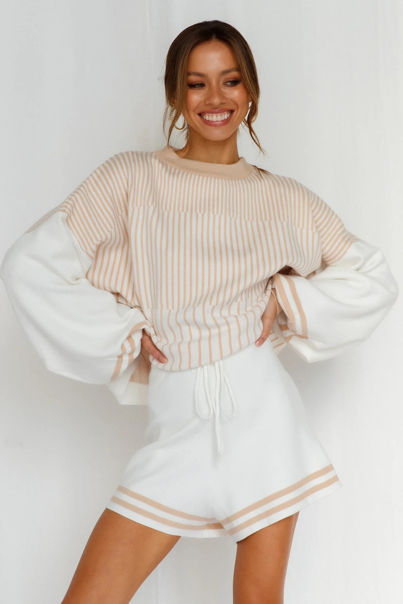 Completo da donna con pantaloncini lavorati a maglia maglione a righe casual dal temperamento_voghion.com