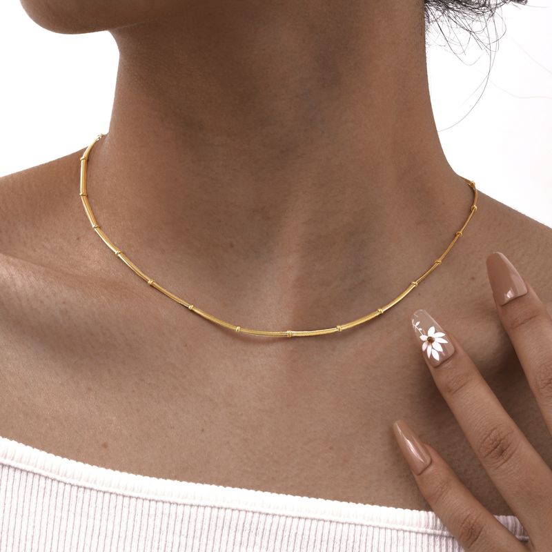 Conjunto de colar e pulseira de aço inoxidável com corrente de cobra plana e contas em tom dourado para uso diário_voghion.com