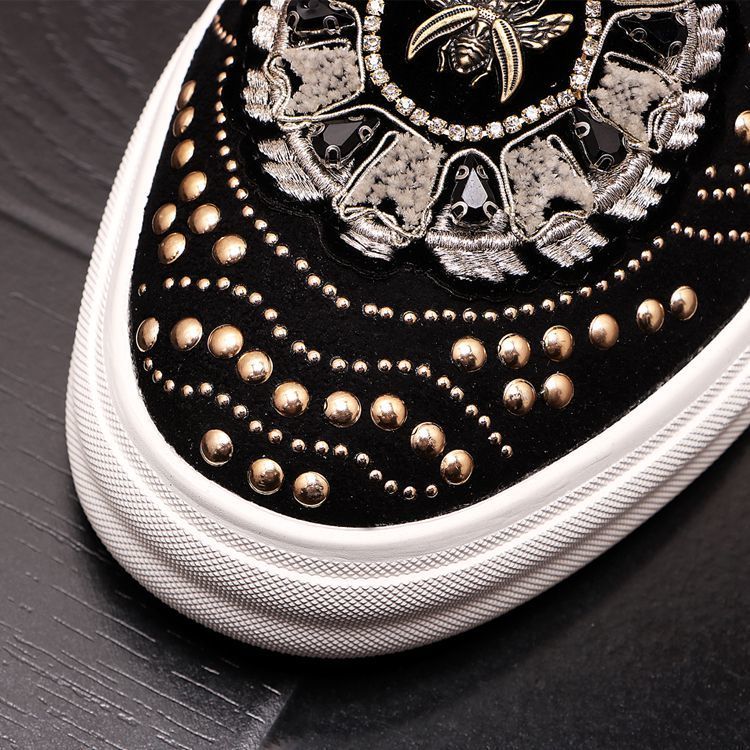 Neue lässige Nieten vielseitig einsetzbar kann mit nur einem Fuß getragen werden. Water Diamond Loafers ein spiritueller Trend für junge Männer, Männer_voghion.com