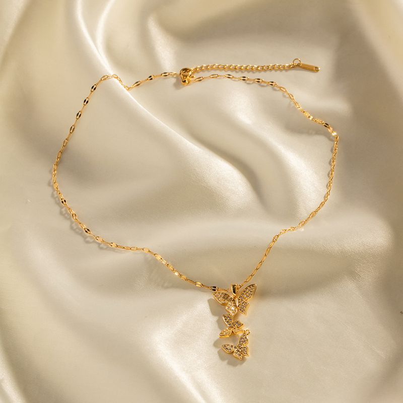 Collana con ciondolo a tre farfalle in acciaio inossidabile dorato in stile Instagram con zirconi bianchi, resistente allo sbiadimento, di nicchia_voghion.com