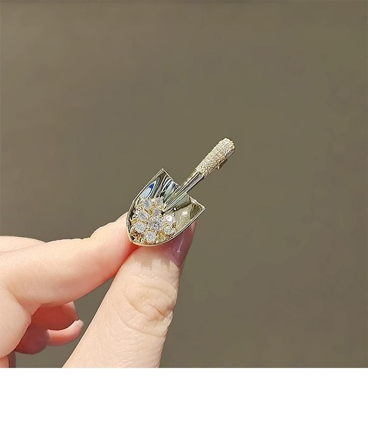 New Design Sense Niche Gold Shovel Shining Anti-light Brooch Women's High-end Exquisite Accessories Pin Corsage_voghion.com