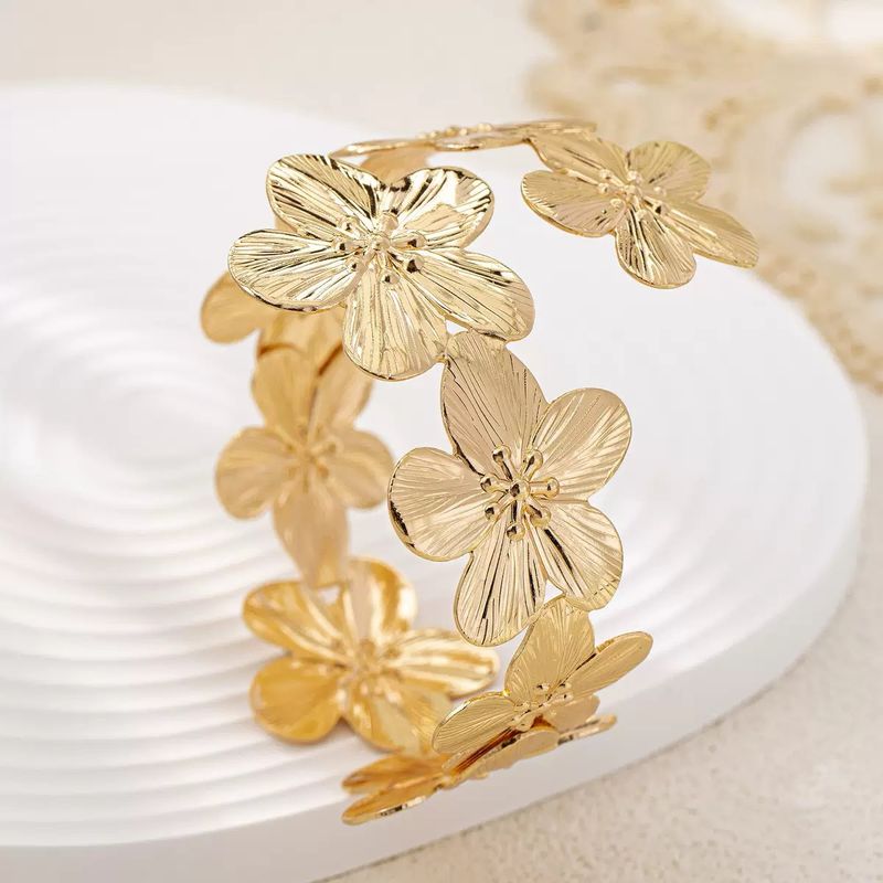 Bracciale con fiori freschi, design di nicchia di tendenza della moda europea e americana, adatto alle donne da indossare in vacanza._voghion.com