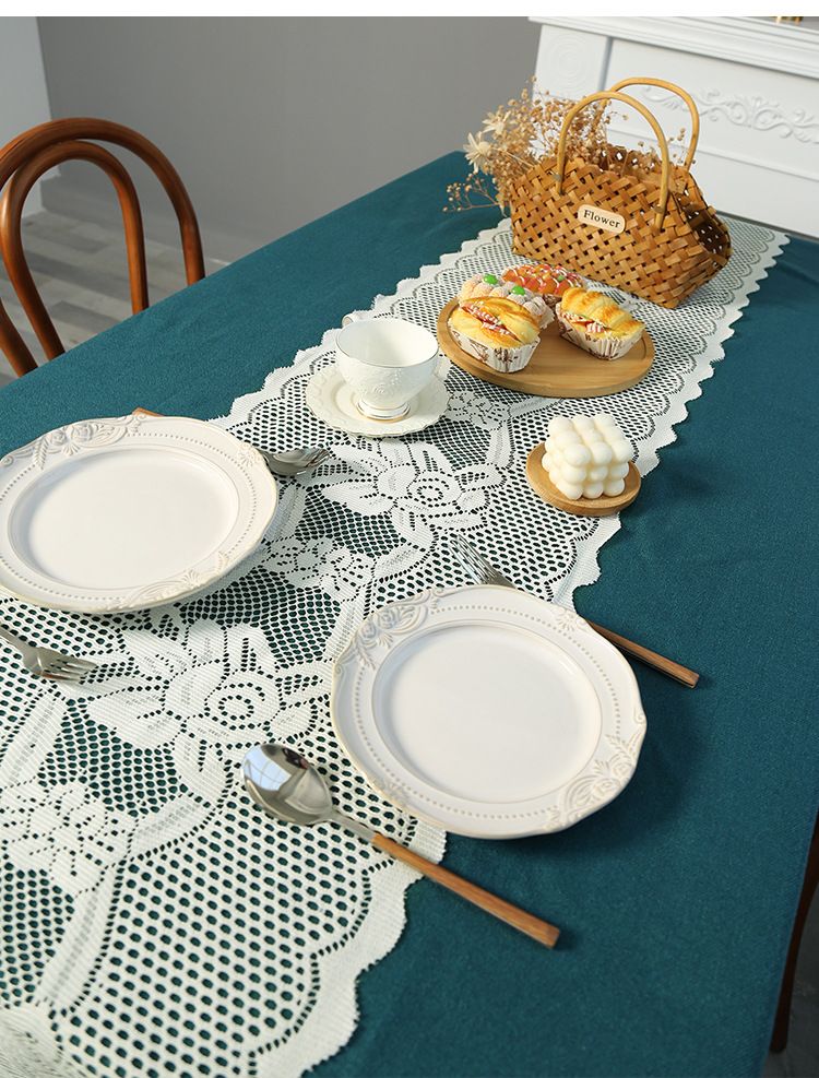 Weihnachtlicher Tischläufer mit Spitzenbesatz – Elegante Feiertags-Essdekoration für Partys und Hochzeiten_voghion.com