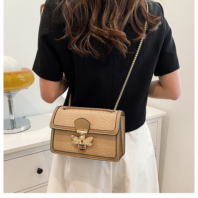 2023 ny axel crossbody damväska modekedja väska nät röd bee light lyx liten fyrkantig väska_voghion.com